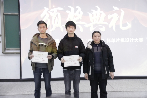 1578564138321027068.jpg 石东平院长为高年级组一等奖颁奖.jpg