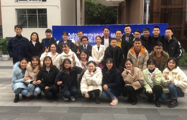 1578991613515034837.jpg 任老师和学生团队+1.jpg